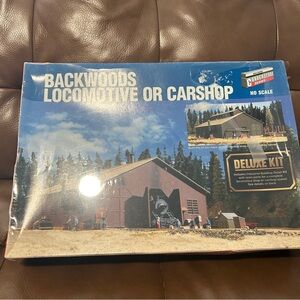 Walthers 933-3701 HO Scale Deluxe Backwoods Locomotive or Car Shop Structure Kit